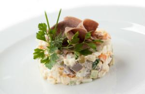 Вкусный салат «Оливье», как приготовить с отварным языком