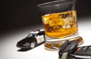 बिना लाइसेंस के शराब पीकर गाड़ी चलाने पर सजा और जुर्माना